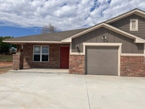 Building Photo - 709 League Cir
