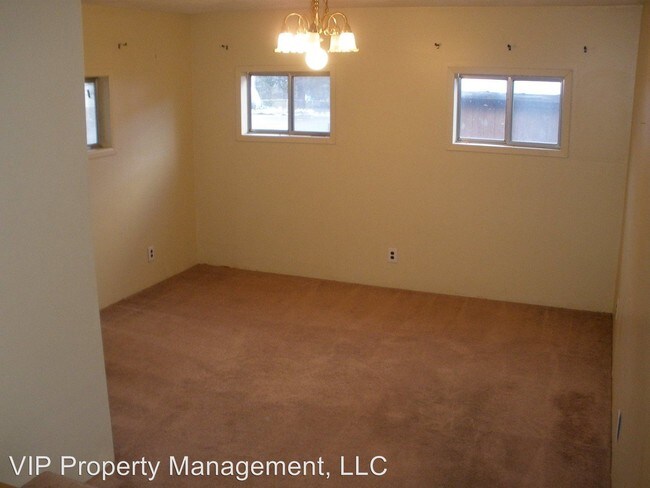 Building Photo - 3 br, 1 bath House - 516 E Walnut
