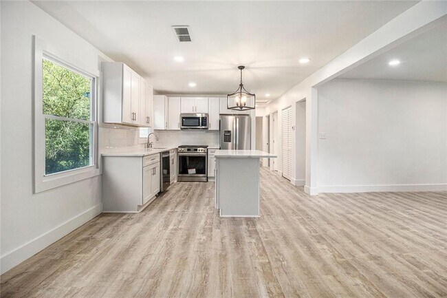 Building Photo - 1317 Redford Dr SE