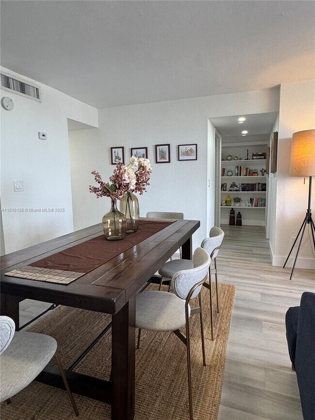 Foto del edificio - 2000 NE 135th St