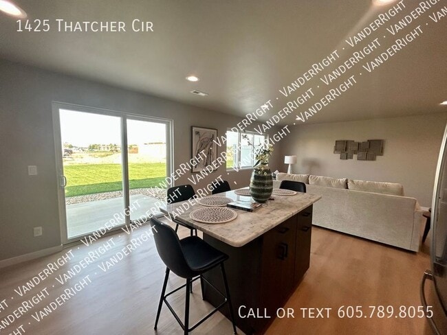 Foto del edificio - 1425 Thatcher Cir
