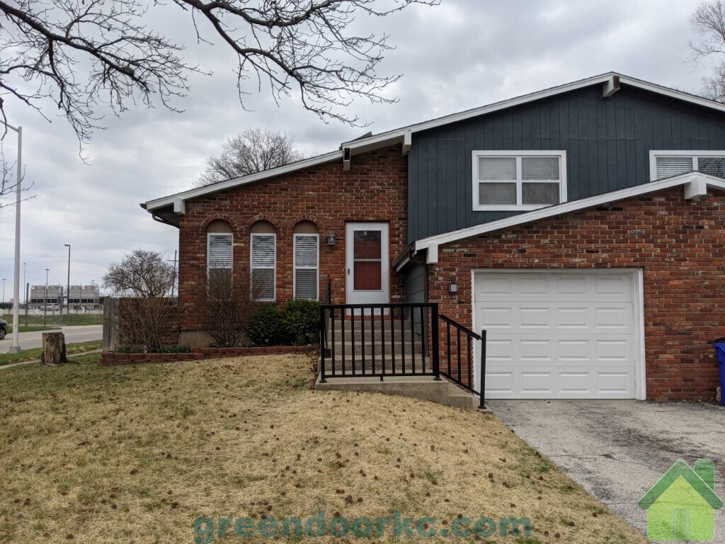 Primary Photo - 1600 E Cedar Pl