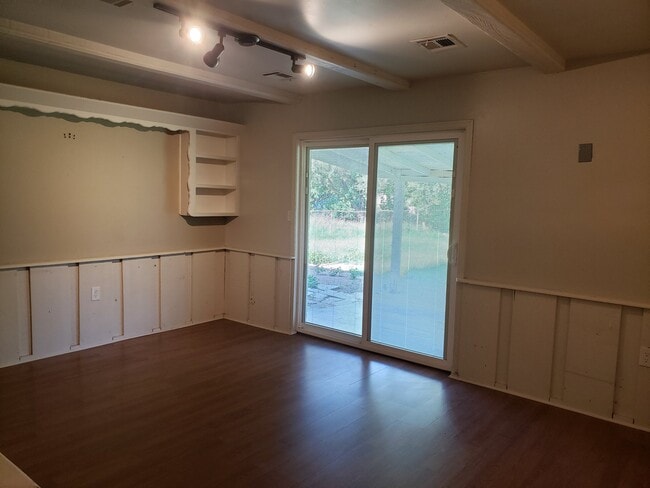 Building Photo - 652 Lotus Ave