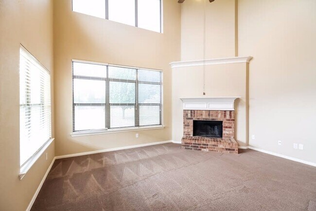 Building Photo - 2825 Greenway Dr