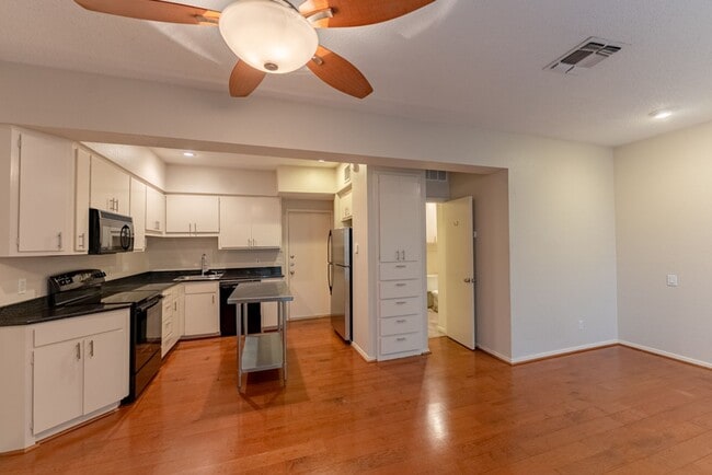 Foto del edificio - Adorable Studio with Garage nearby UT!!!
