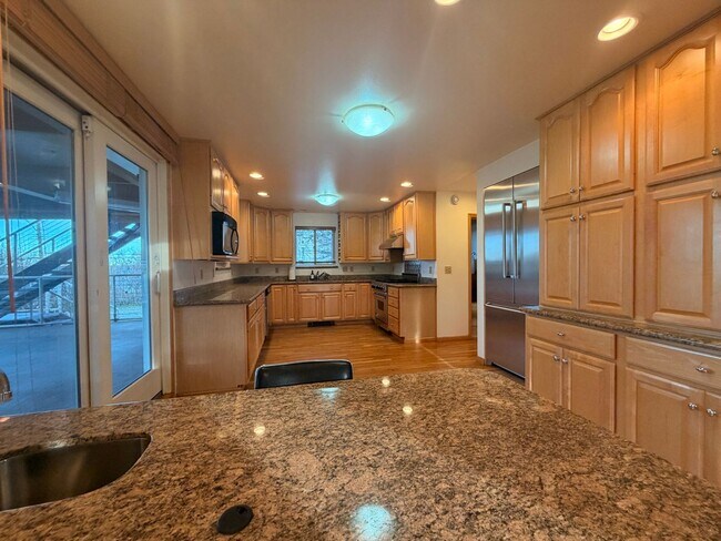 Foto del edificio - 3 Bed, 2.5 Bath - Beautifully Updated Down...