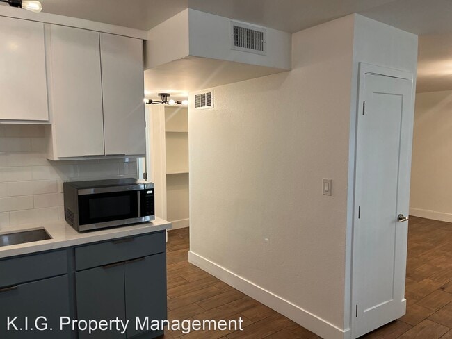 Building Photo - 2 br, 1 bath Apartment - 8517 Cedros Ave. ...