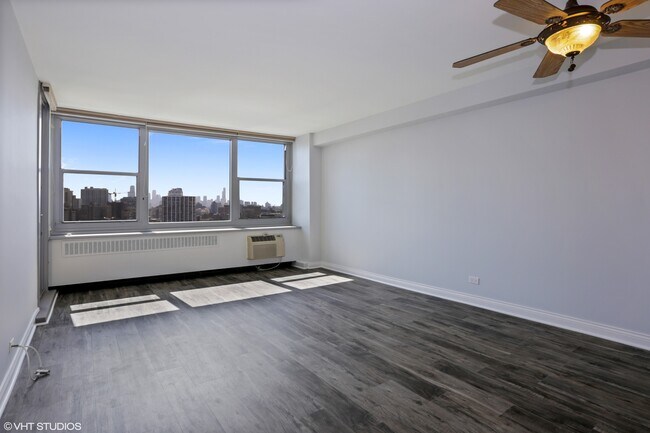 Building Photo - 555 W Cornelia Ave