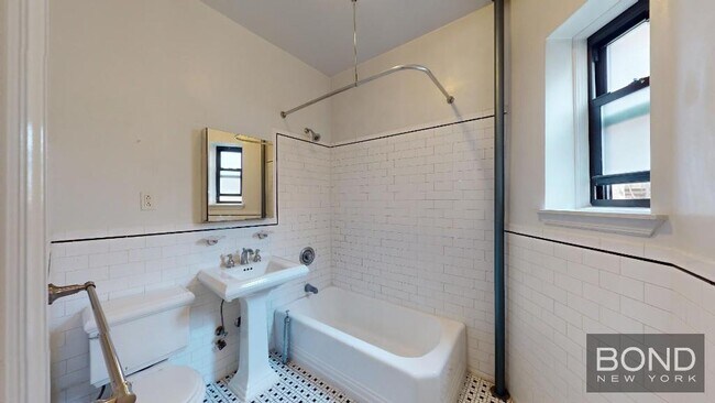Building Photo - 212 Grand St