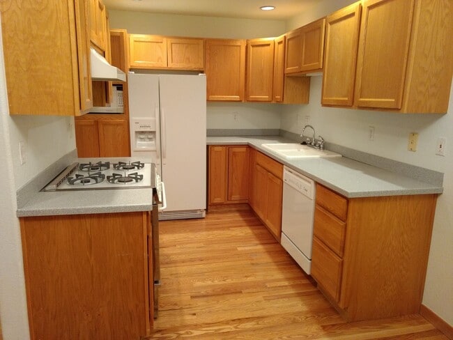 Building Photo - BEAUTIFUL 4 Bed 3 Bath Townhouse in Louisv...