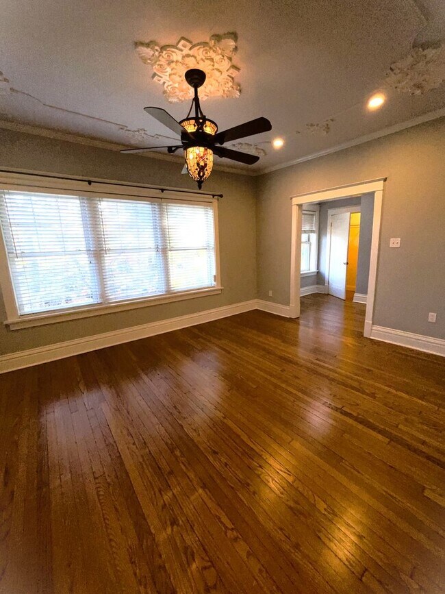Building Photo - $2150 - AMAZING DESIGNED 2F UNIT LOCATED IN THE CWE!