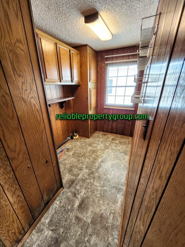 Building Photo - New Listing in Churubusco!!