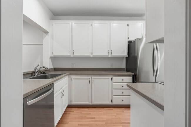 Foto del edificio - Spacious 2BR/2.5BA Townhome in Prime Milpi...