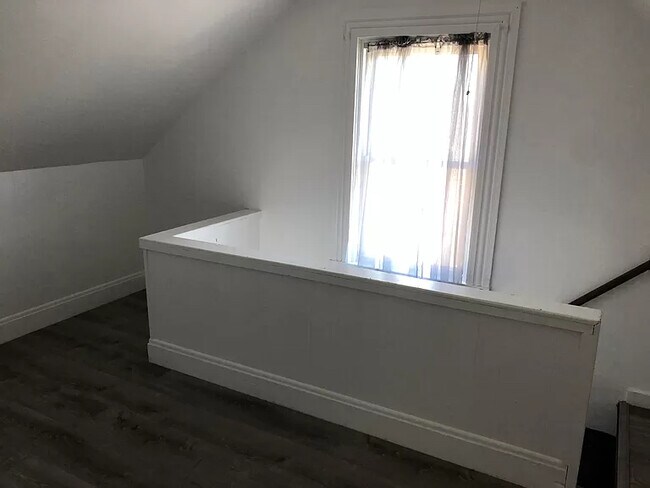 Foto del edificio - 635 Fall River Ave