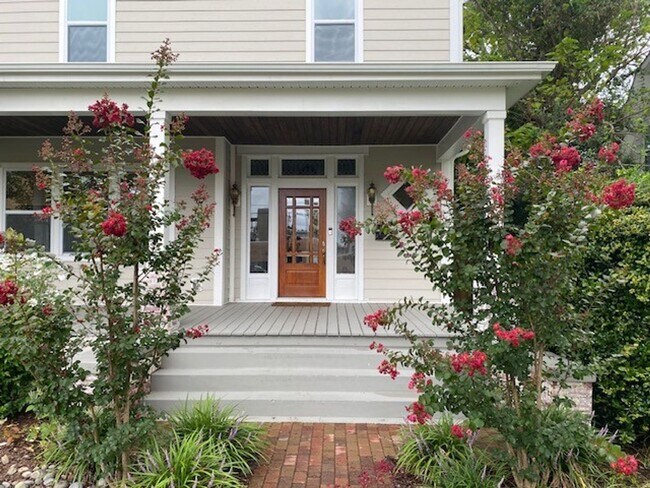 Building Photo - Georgous 5 bedroom 2.5 bath home in Downto...