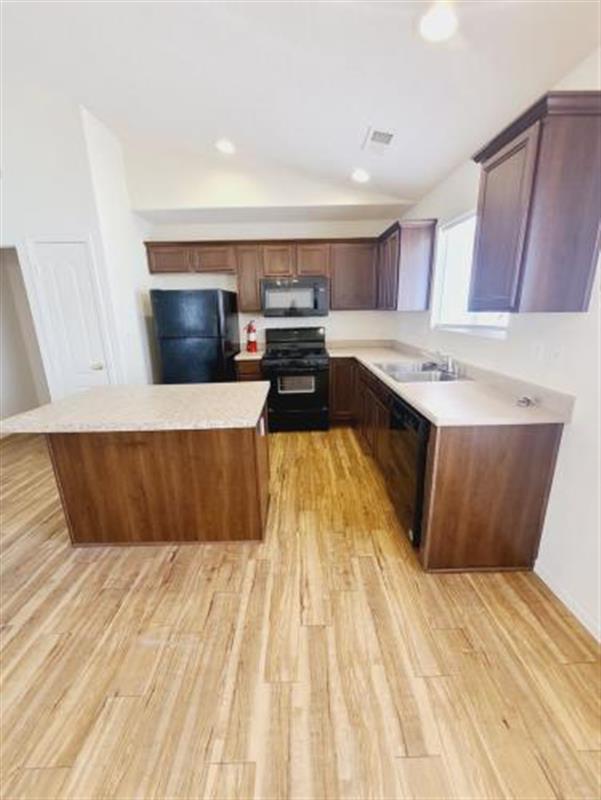 Building Photo - LOS LUNAS