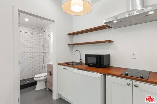 Foto del edificio - 8022 Regis Way