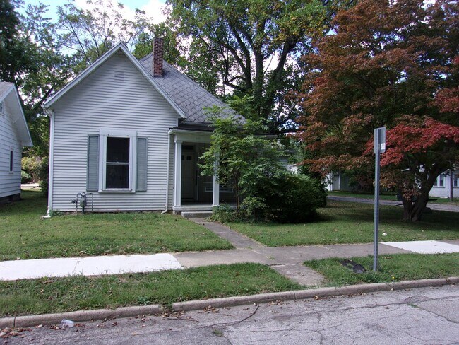Building Photo - PRELEASING for AUGUST! Close to Campus