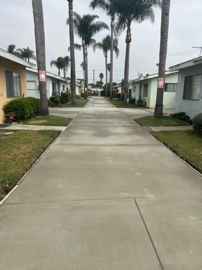 Building Photo - 257 E 49th St