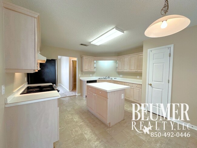 Building Photo - 3bd/2ba Home in Prime Location: Near Base, Close to Beaches!