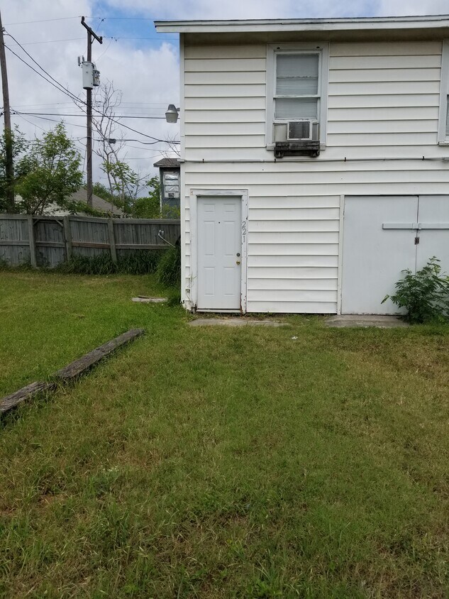 Primary Photo - 221 Tutt Ave
