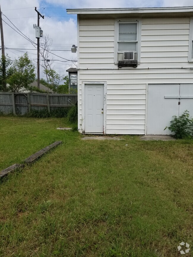 Building Photo - 221 Tutt Ave