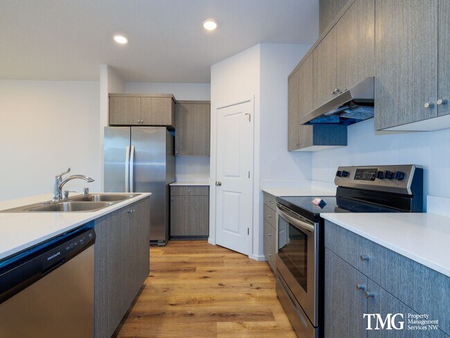 Foto del edificio - Come Fall Into your New 3 Bedroom Townhome...