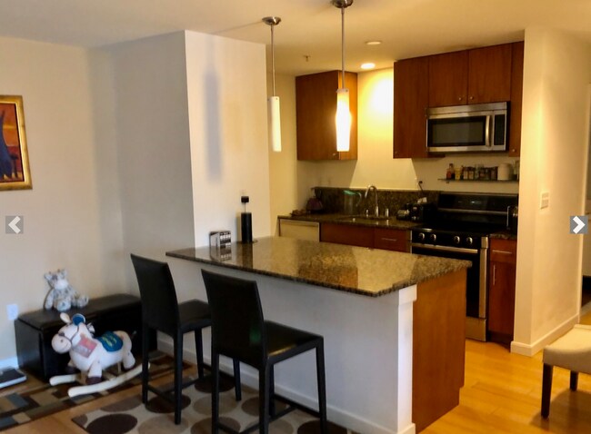 Building Photo - 16 Miner St