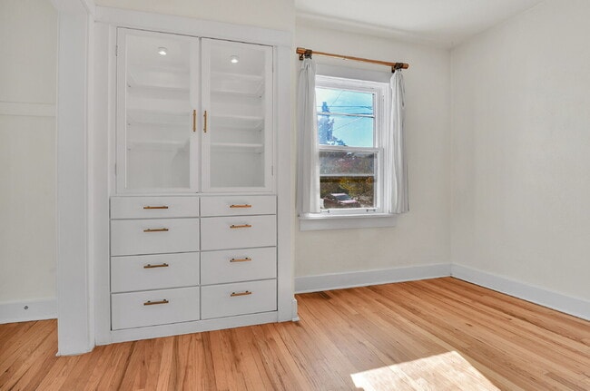 Foto del edificio - $2,600.00, 1 bed + non-conforming room, 1 ...