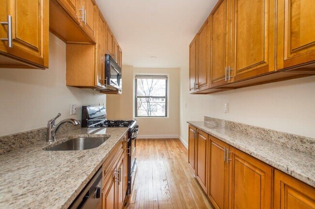 Foto del edificio - One Month Rent-Free, No Brokers Fee, Heat, Hot Water Included, Gym, Laundry Facility, Elevator in...