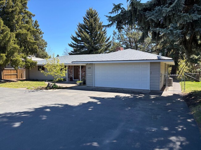 Building Photo - Riverfront home!!!! 3 Bedroom near downtow...