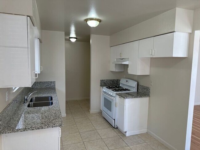 Foto del edificio - 3 Bedroom 1 Bathroom Duplex