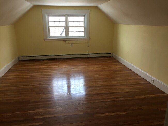 Large bedroom - 95 Atwood Ave