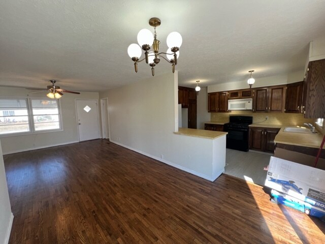 Foto del edificio - 352 N Oak St