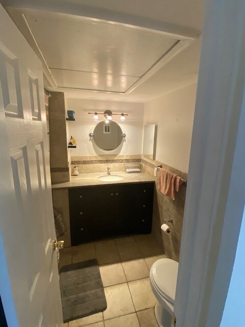Bathroom - 1950 N Andrews Ave