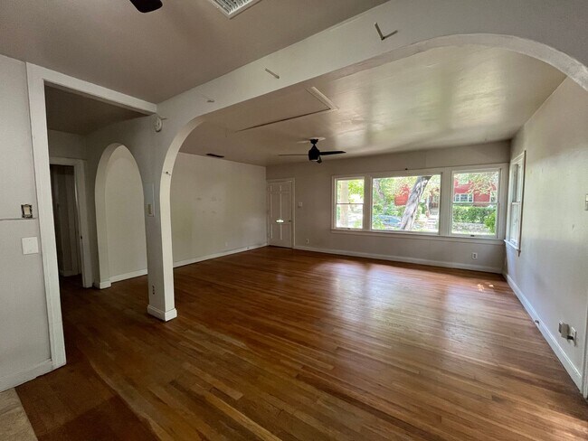 Building Photo - 6 to 9 Month Lease Available NOW: