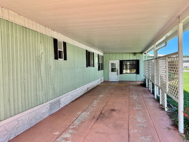 Building Photo - Unfurnished 2 Bedroom Manufactured Home in Barefoot Bay Available Now!