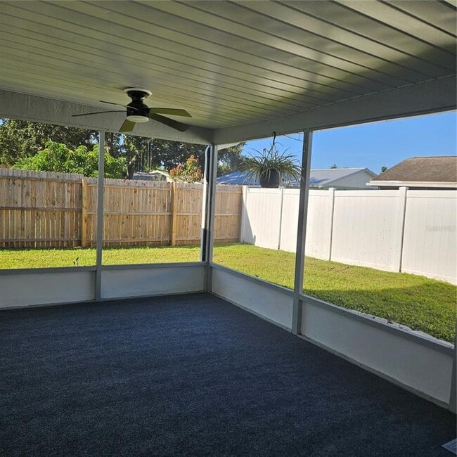 Foto del edificio - 6008 Firefly Ln