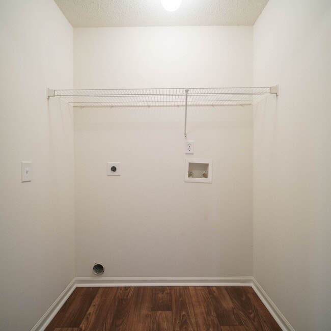 Foto del edificio - All Brick Building******55+Senior Community****** Rent $924/month