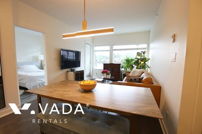 Photo du bâtiment - Kits West Furnished 2 Bed Apartment Rental...