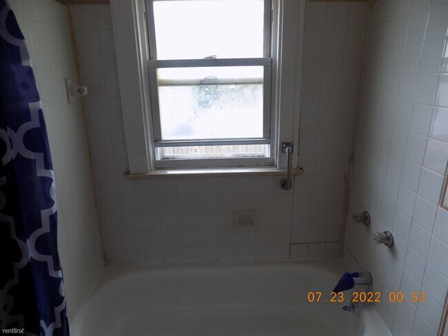 Building Photo - 2 br, 1 bath Duplex - 22213 Dequindre Rd