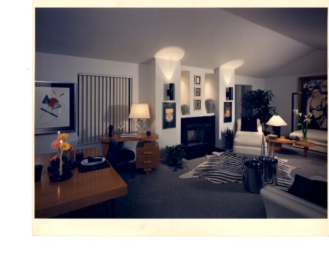 Building Photo - 912 E Floradora Ave
