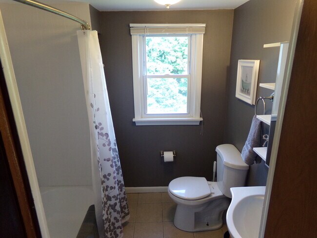 2nd floor bathroom - 25 Sunnyside Ave