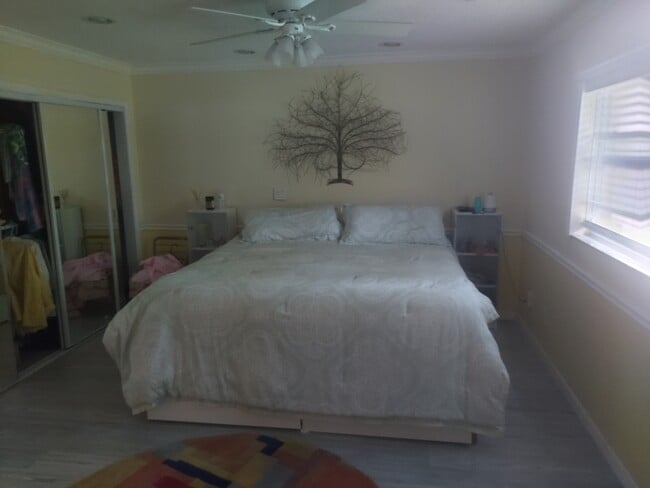 Building Photo - 10 Iris Pl