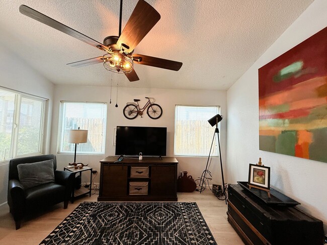Building Photo - AVAILBLE NOW !! 2 Bedroom 2 Bathroom Home ...