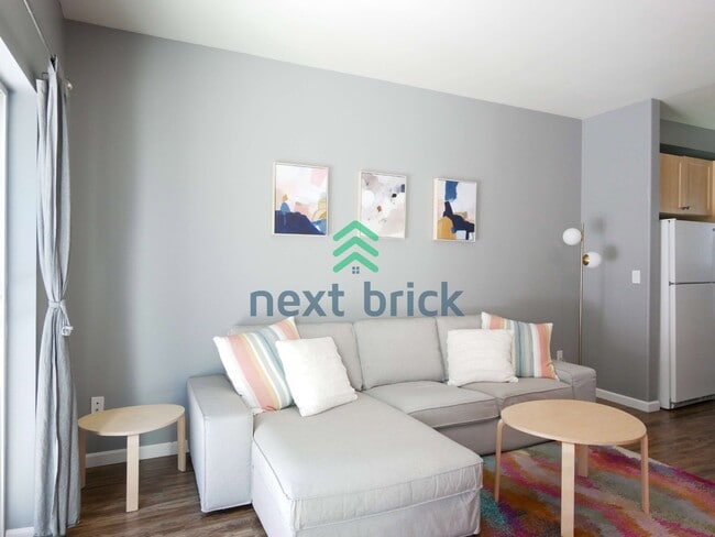 Building Photo - Quiet Townhouse 2 Beds 1.5 Bath Available for Rent!