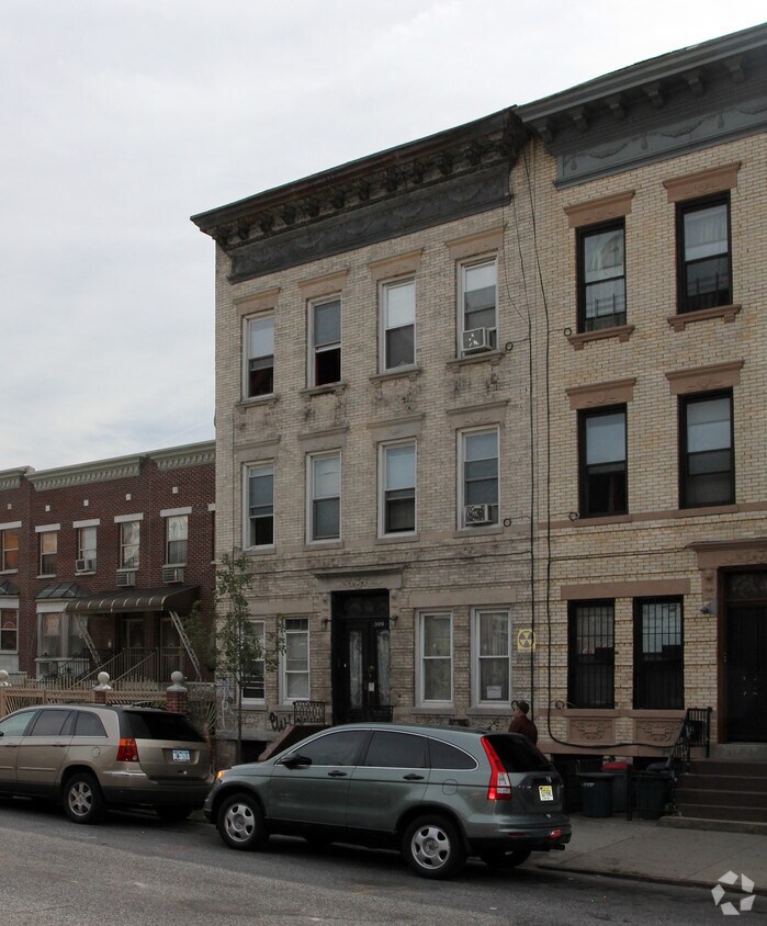 Primary Photo - 300 Palmetto St