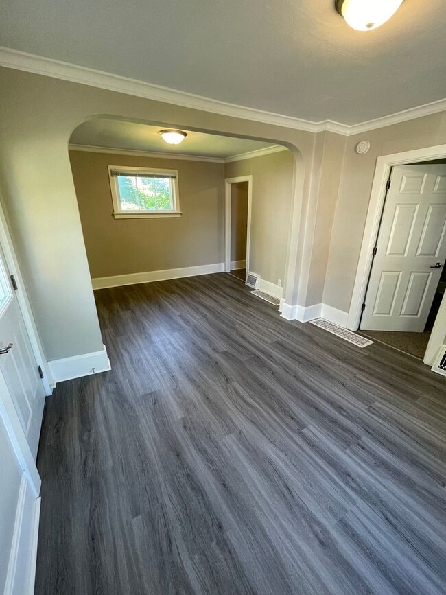 Building Photo - AVAILABLE NOW - NEWLY RENOVATED 1 BED 1 BATH