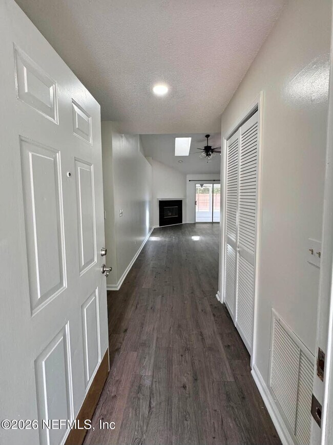 Building Photo - 8250 Lakemont Dr
