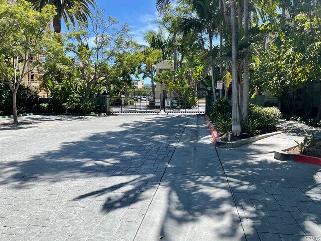 Complejo seguro con portón de guardia - 2233 Martin